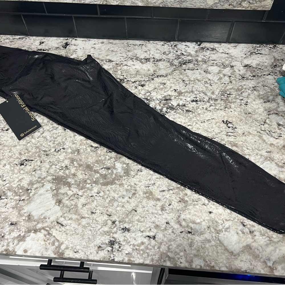 New with tags limited edition Lululemon printed shine legging.